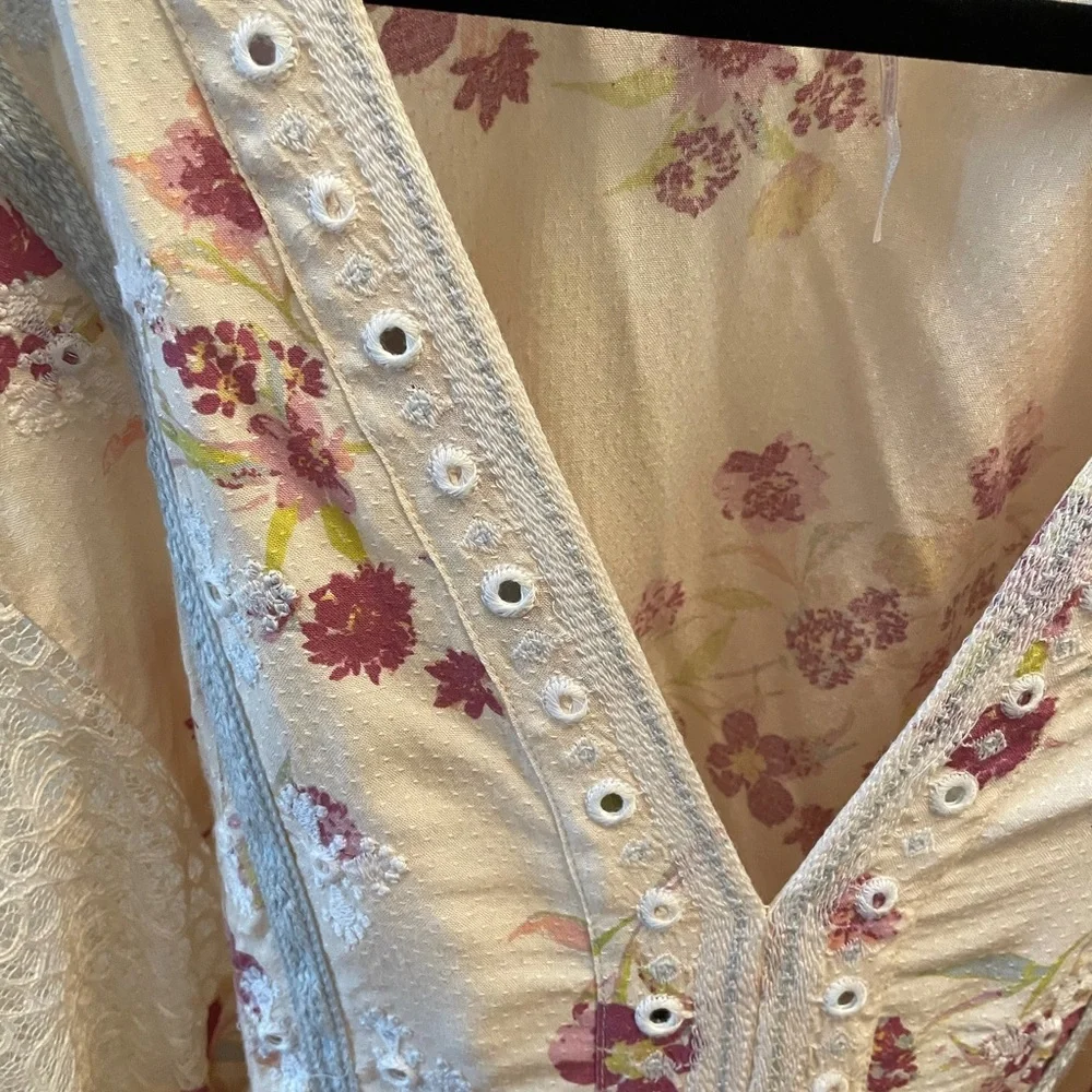 COPY - FREE PEOPLE LACE DETAIL EMBROIDERED TOP WITH BALLOON SLEEVES - Picture 4 of 5